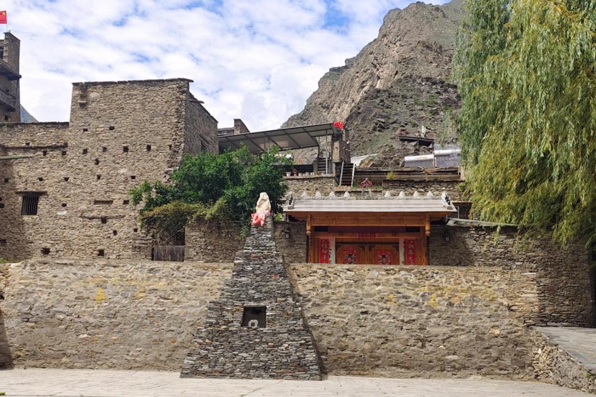 Taoping Qiang Village
